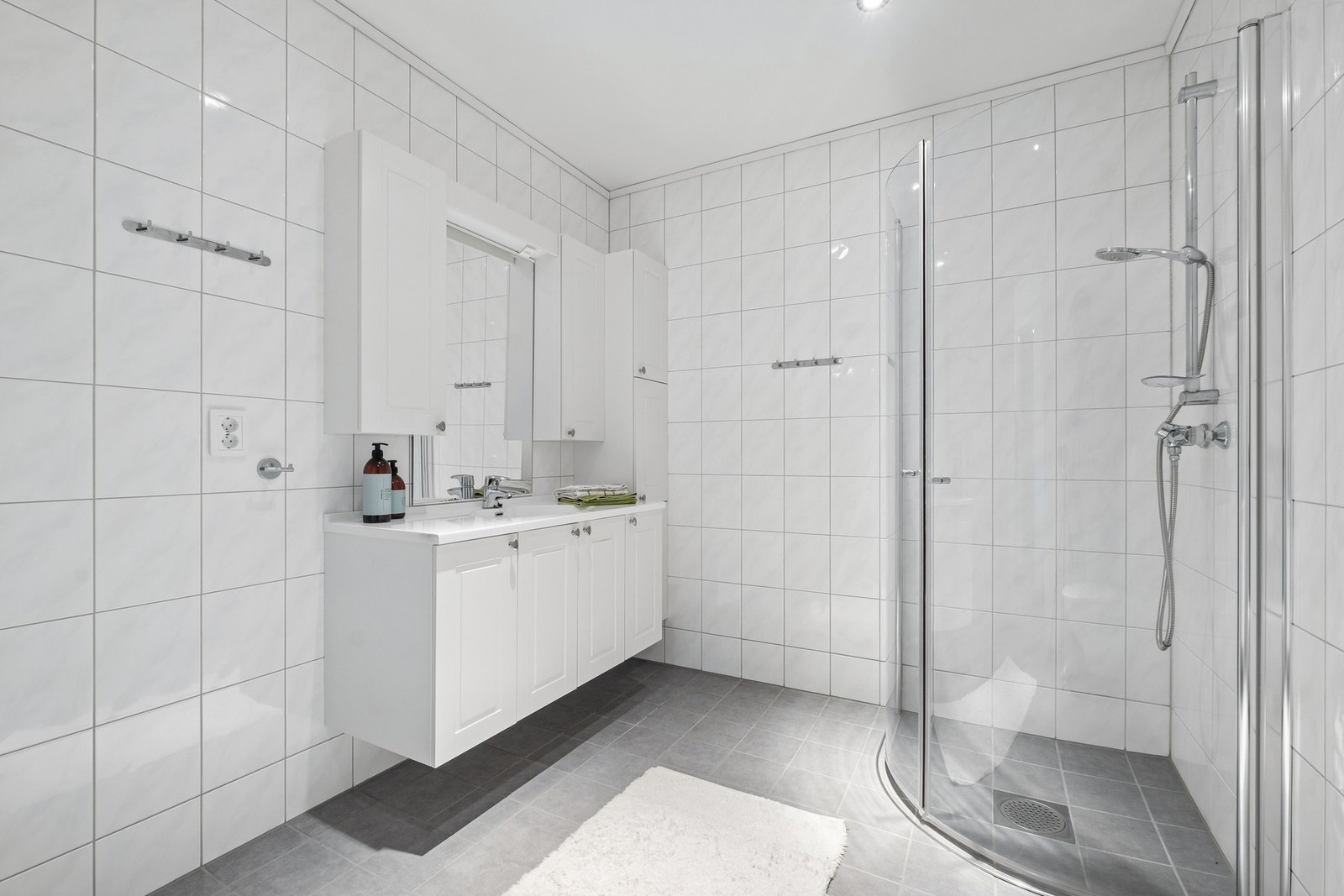 Badet er stort med en god løsning tilpasset bruk av hjelpemidler Galleribilde