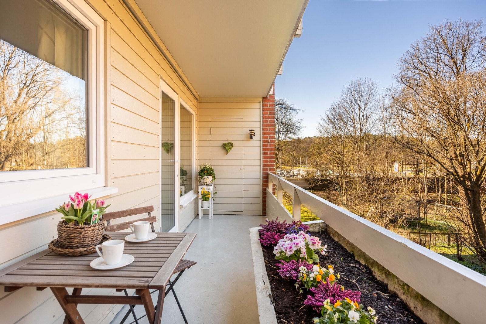 Stor balkong med kveldssol og god plass til ønsket utemøblemet. Galleribilde
