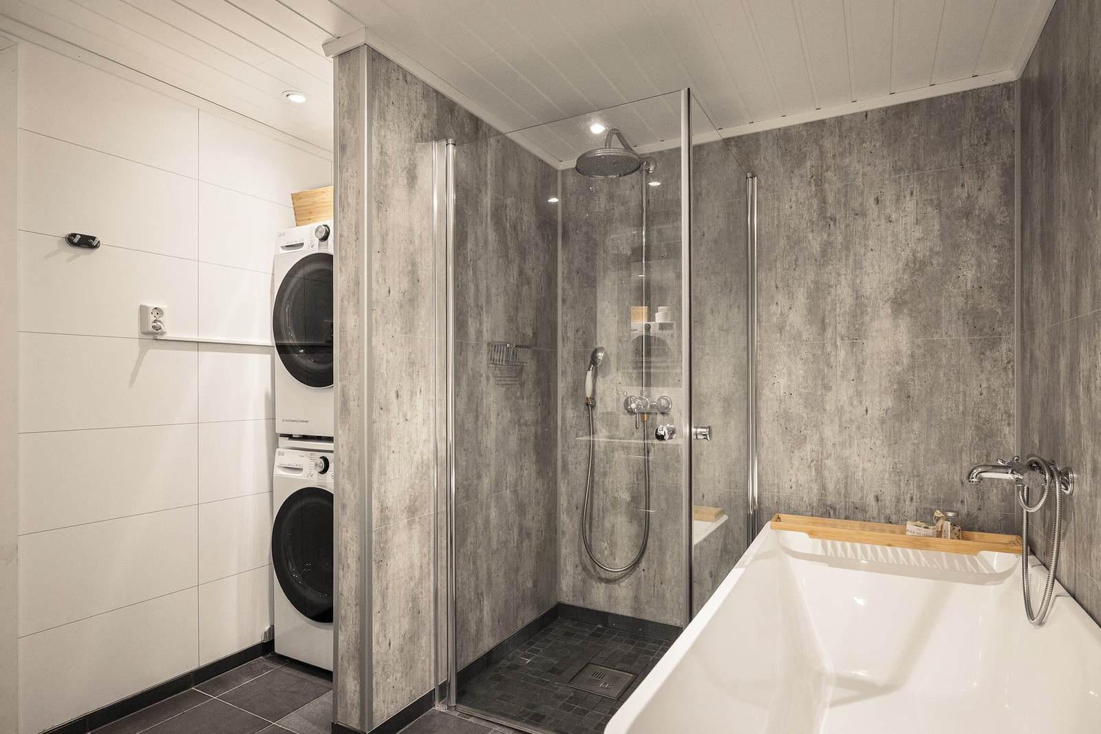 Det er opplegg for vaskemaskin og tørketrommel på badet. Galleribilde