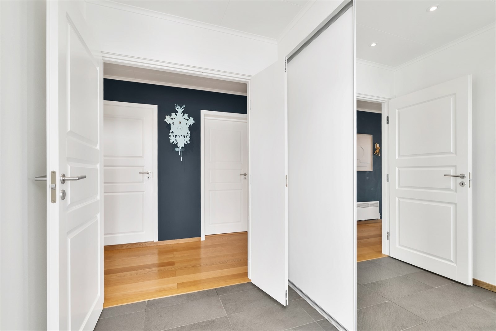 Fra entréen ønskes du velkommen inn i hall gjennom tofløyet dør. Stor skyvedørsgarderobe. Galleribilde