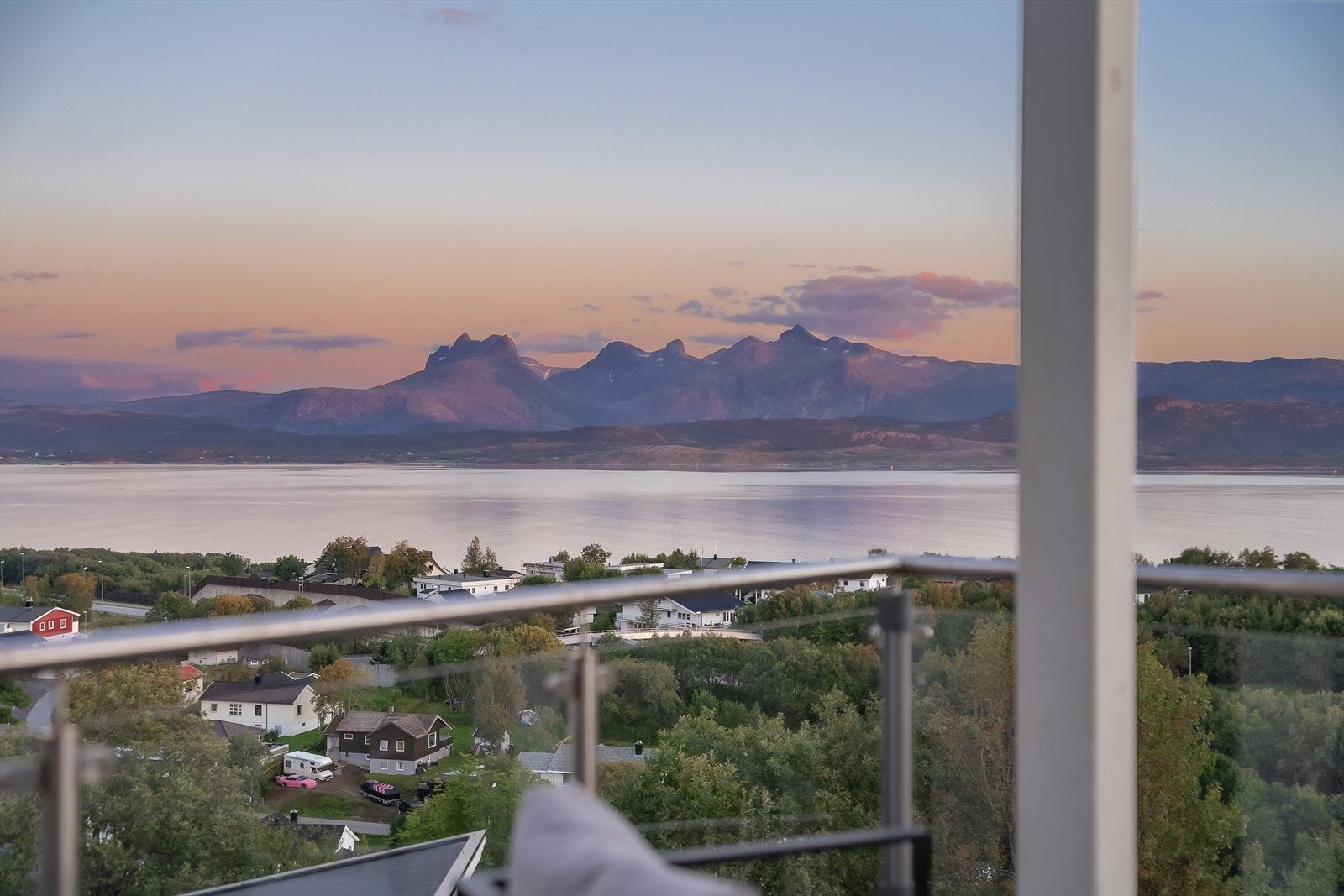 En moderne enebolig med panoramautsikt Galleribilde