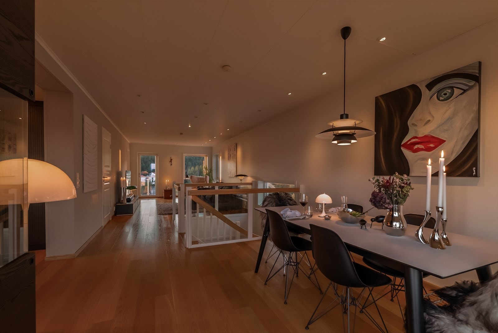 Stuen byr på spiseplass med utsikt og egen sone for sofagruppe Galleribilde