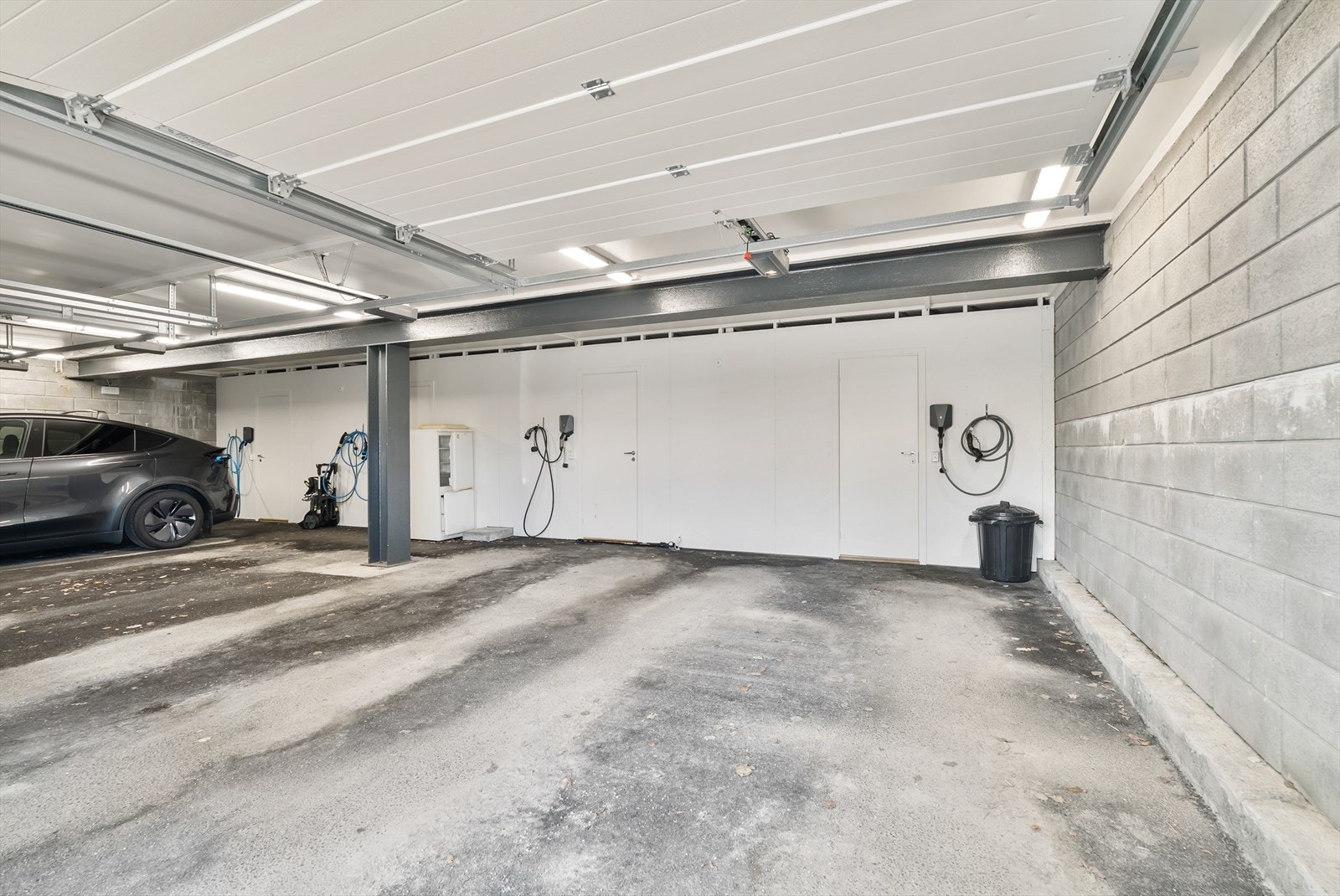 Garasje med elbillader og bod i bakkant. Galleribilde