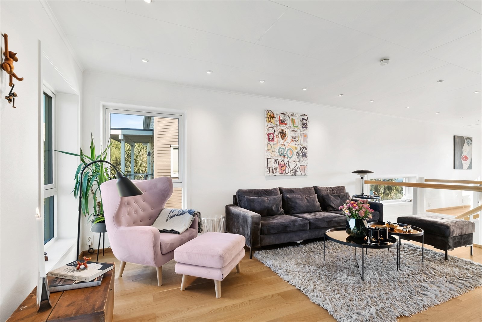 Stuen er delt i to - med plass til både sofa og spisegruppe. Galleribilde