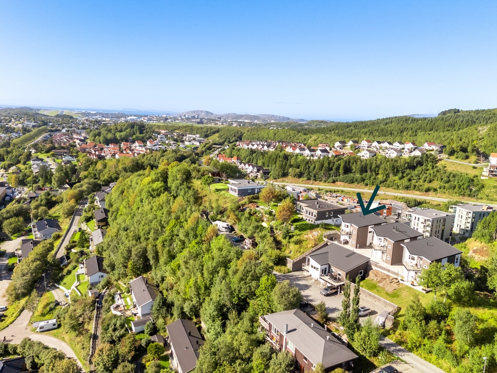 Boligen ligger rolig til i et etablert boligområde med lite trafikk og enveiskjørte gater. Galleribilde