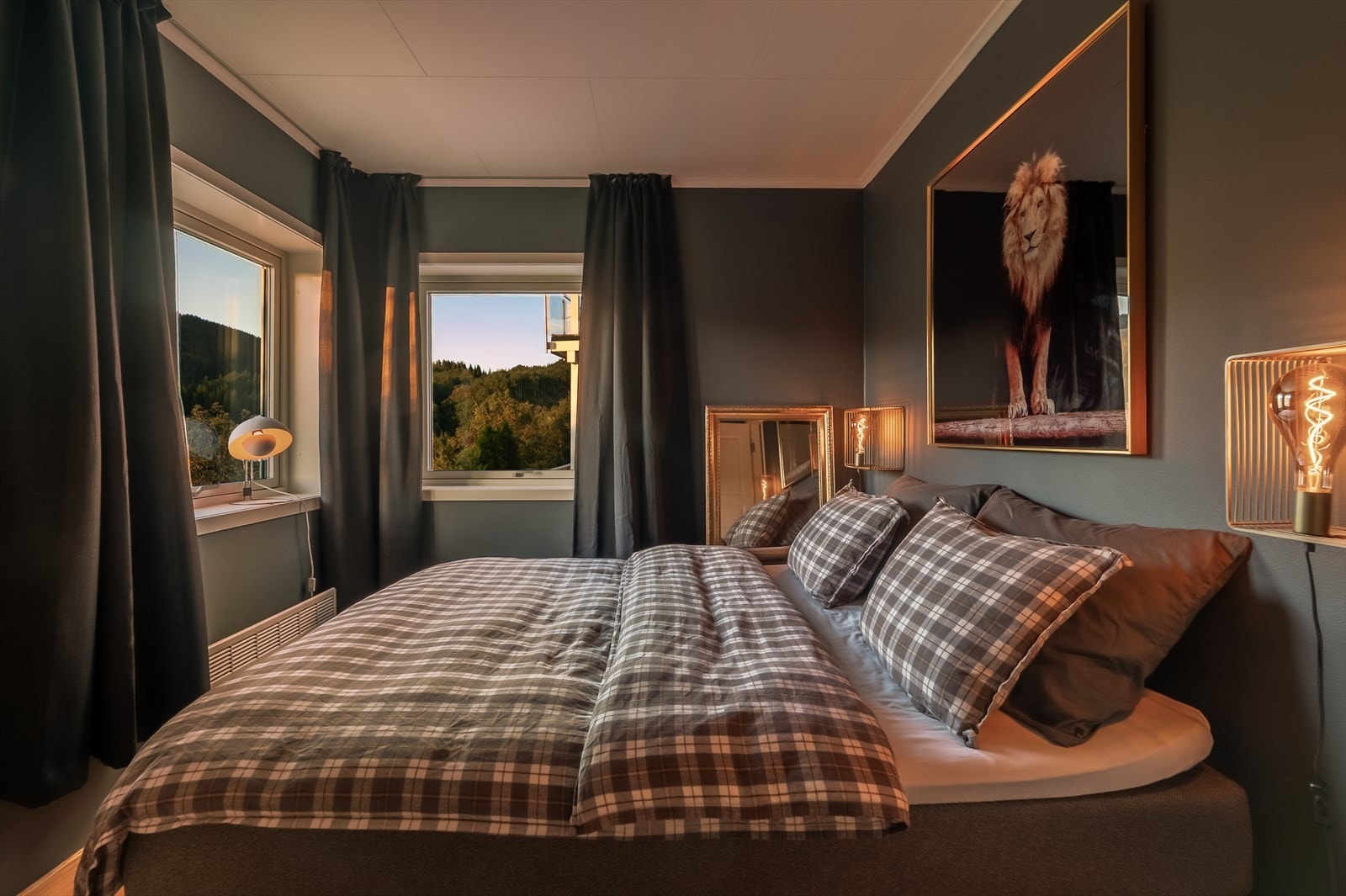 Lunt og godt soverom med plass til dobbeltseng. Galleribilde