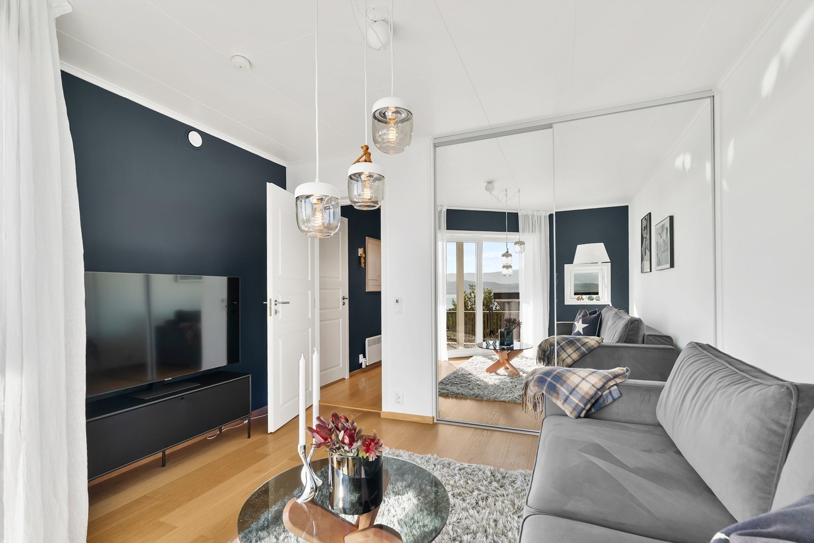 Stor skyvedørsgarderobe til oppbevaring. Galleribilde