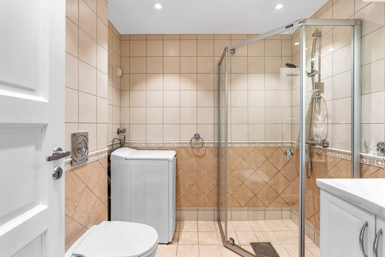 Badet er fra ca. 2005 og har flislagte overflater samt elektrisk gulvvarme. Galleribilde