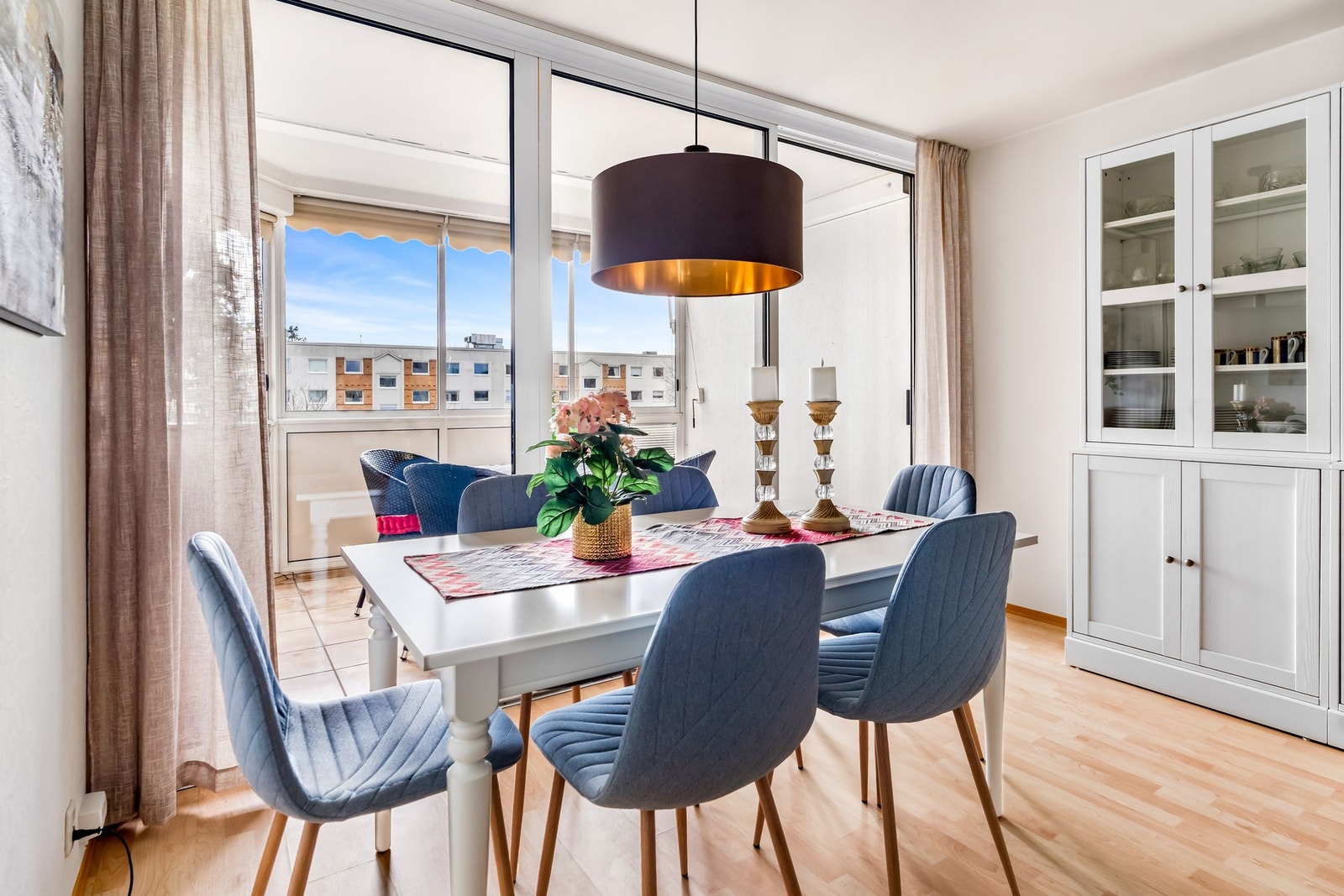 Store vindusflater bidrar til en lys og behagelig stemning. Galleribilde