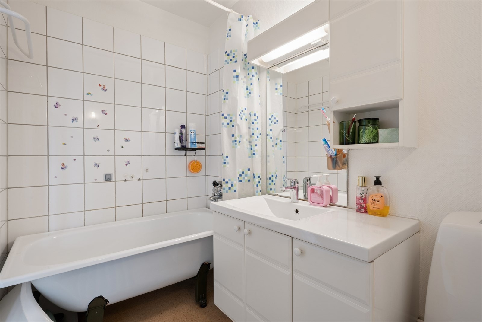 Baderom av god størrelse fra byggeår. Galleribilde
