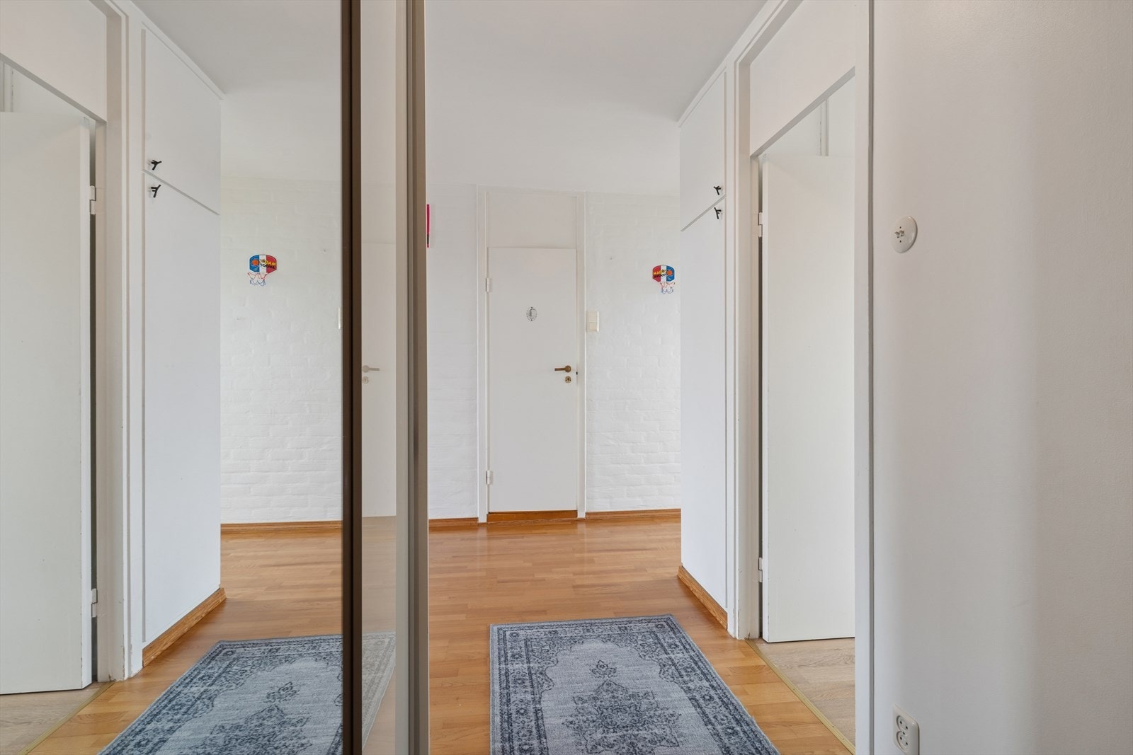 Du ønskes velkommen inn i en romslig entré. Galleribilde