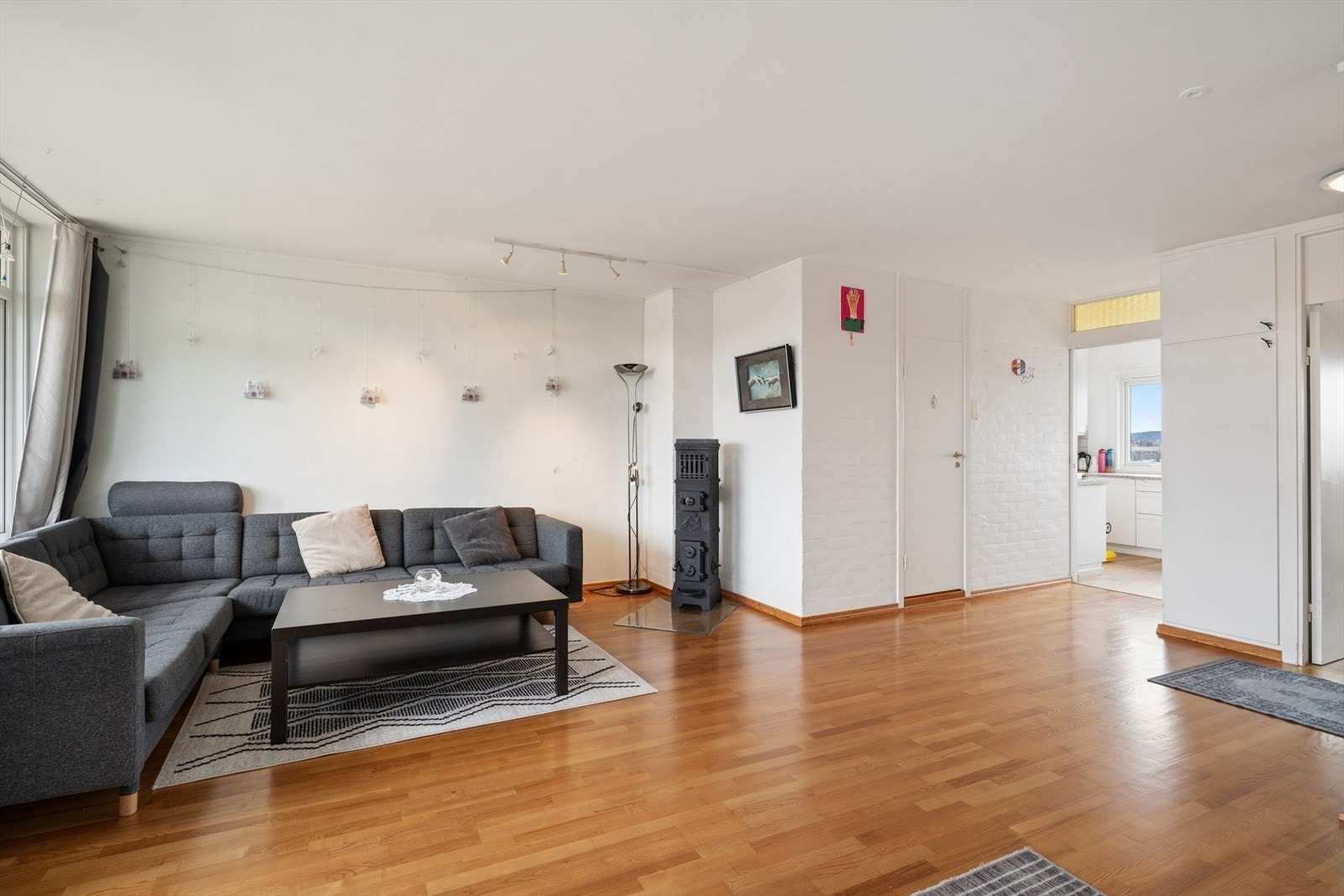Her er det god plass til mediebenk, sofagruppe og bord. Galleribilde