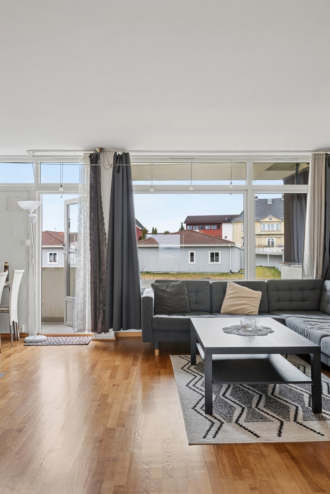 De store vindusflatene slipper inn rikelig med naturlig lys, som gir en god atmosfære i leiligheten. Galleribilde