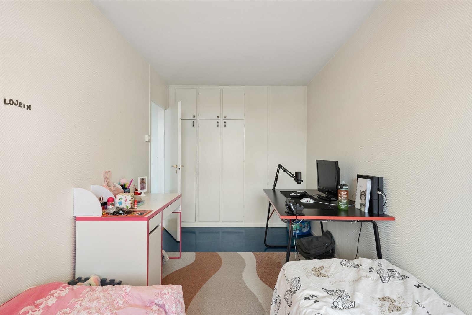 Her har man plass til dobbeltseng, garderobeløsning og annet ønskelig møblement. Galleribilde