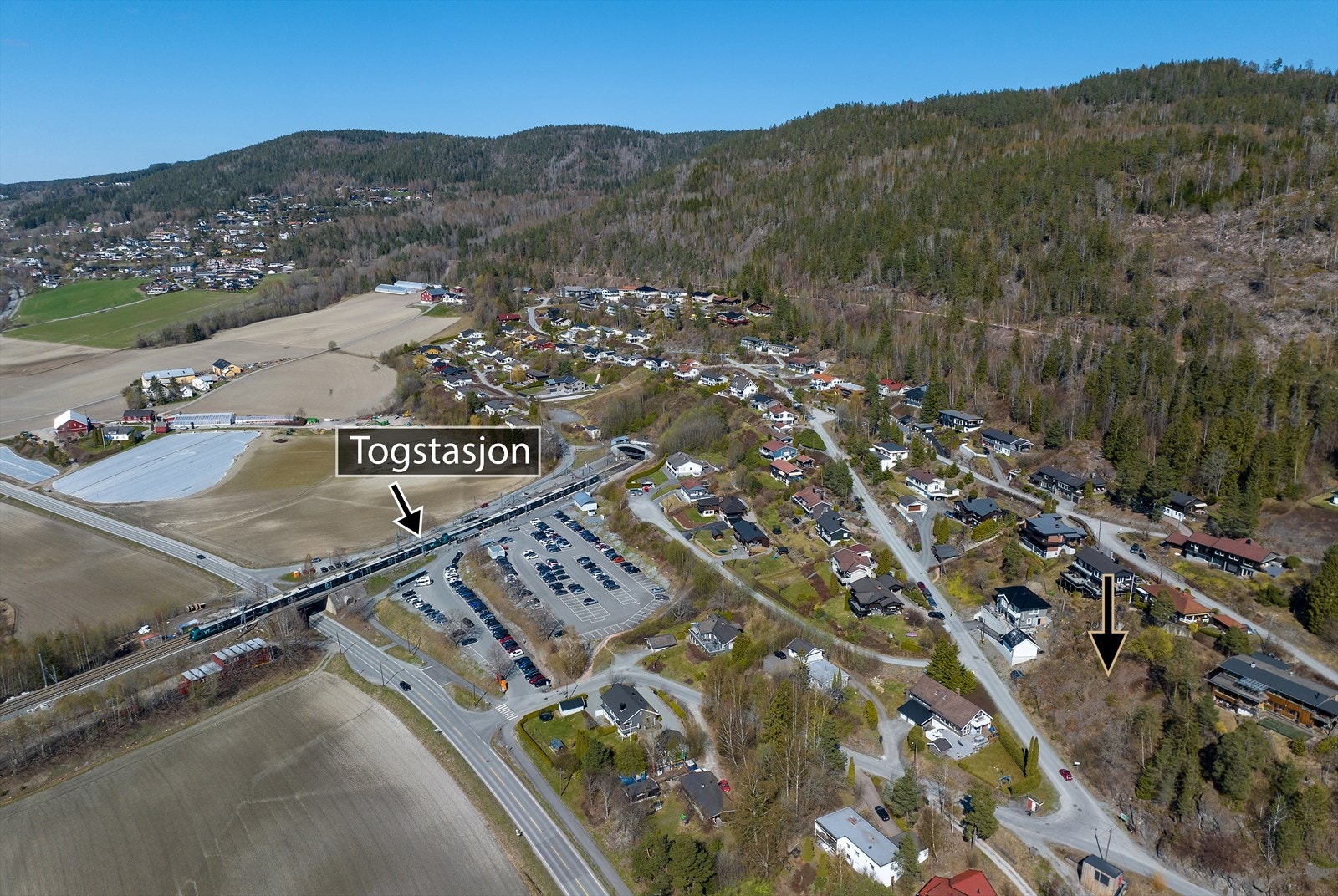 Dette er en tomt beliggende i et meget attraktivt område med få minutters gange ned til togstasjon Galleribilde