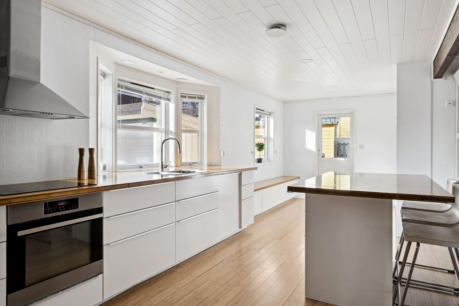 Kjøkkenet har rikelig med skap- og benkeplass. Fra kjøkkenet er det utgang til terrasse. Galleribilde