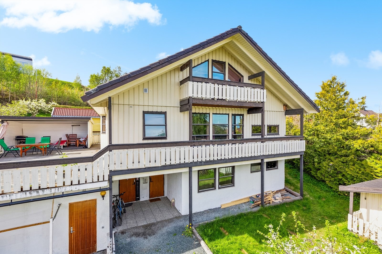 Boligen ble oppført i 1985 og har rikelig med terrasse og balkongareal. (Ca 85 m²). Beliggende på en solrik tomt like nedenfor Luftkrigsskolen og Kuhaugen. Kort vei til Gløshaugen og byen. Galleribilde