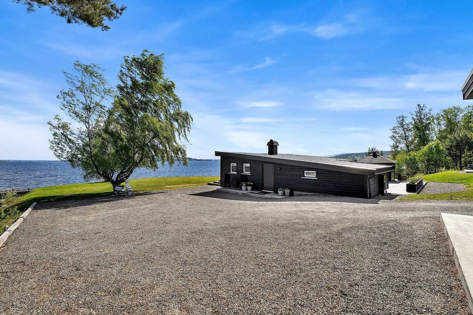 Gårdsplass med svært godt med biloppstillingsplasser. Galleribilde