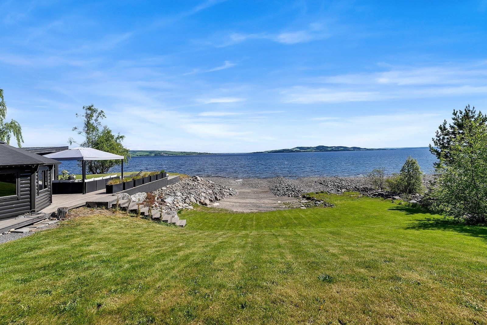 Fra terrassen er det trapp ned til stranden. Galleribilde