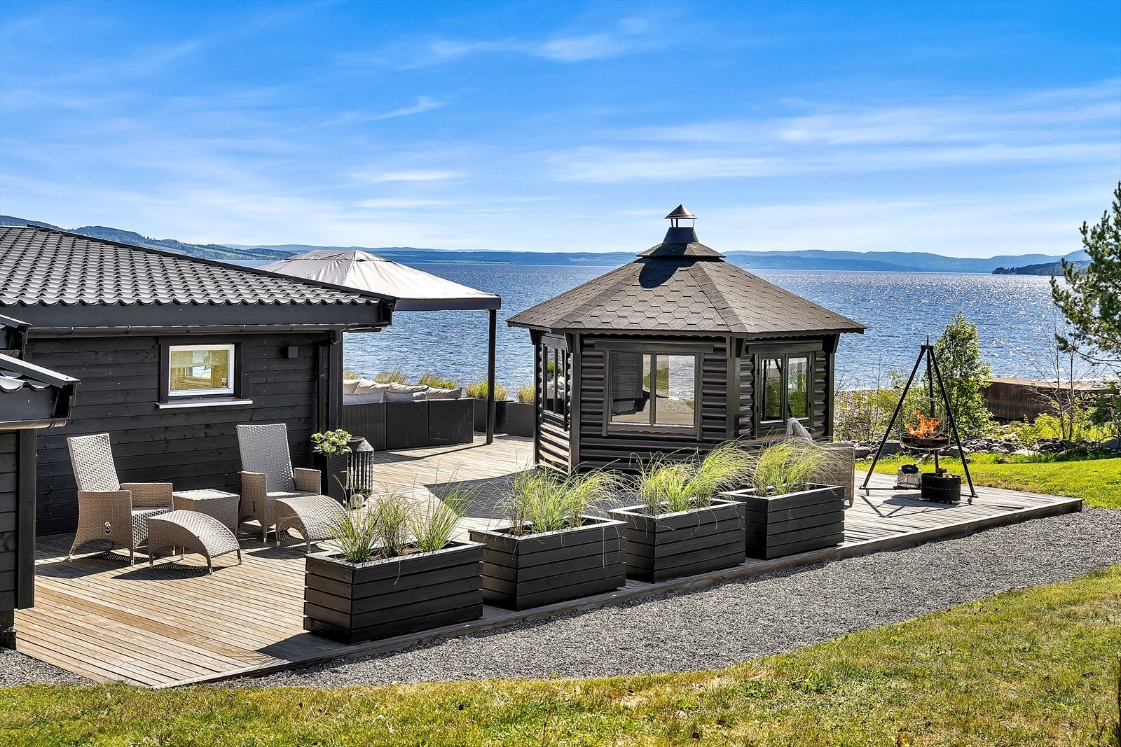 En sjelden prakteiendom helt i vannkanten av Mjøsa med enormt uteområde, jacuzzi/motstrømsbasseng, anneks, uthus og sandstrand m.m Galleribilde