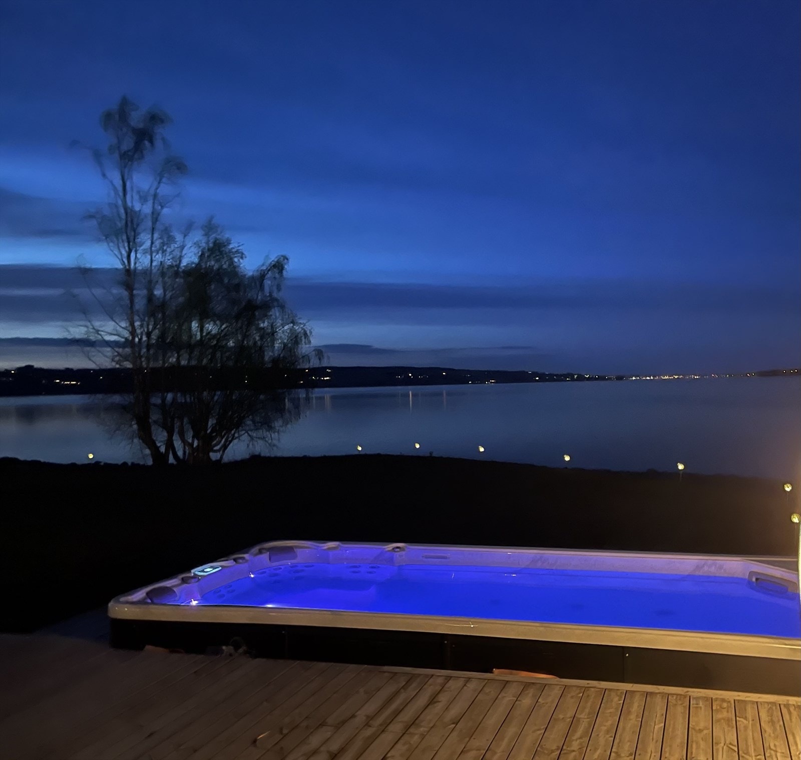 Herlig kveldsstemning ved bassenget. Selgers sommerbilde Galleribilde