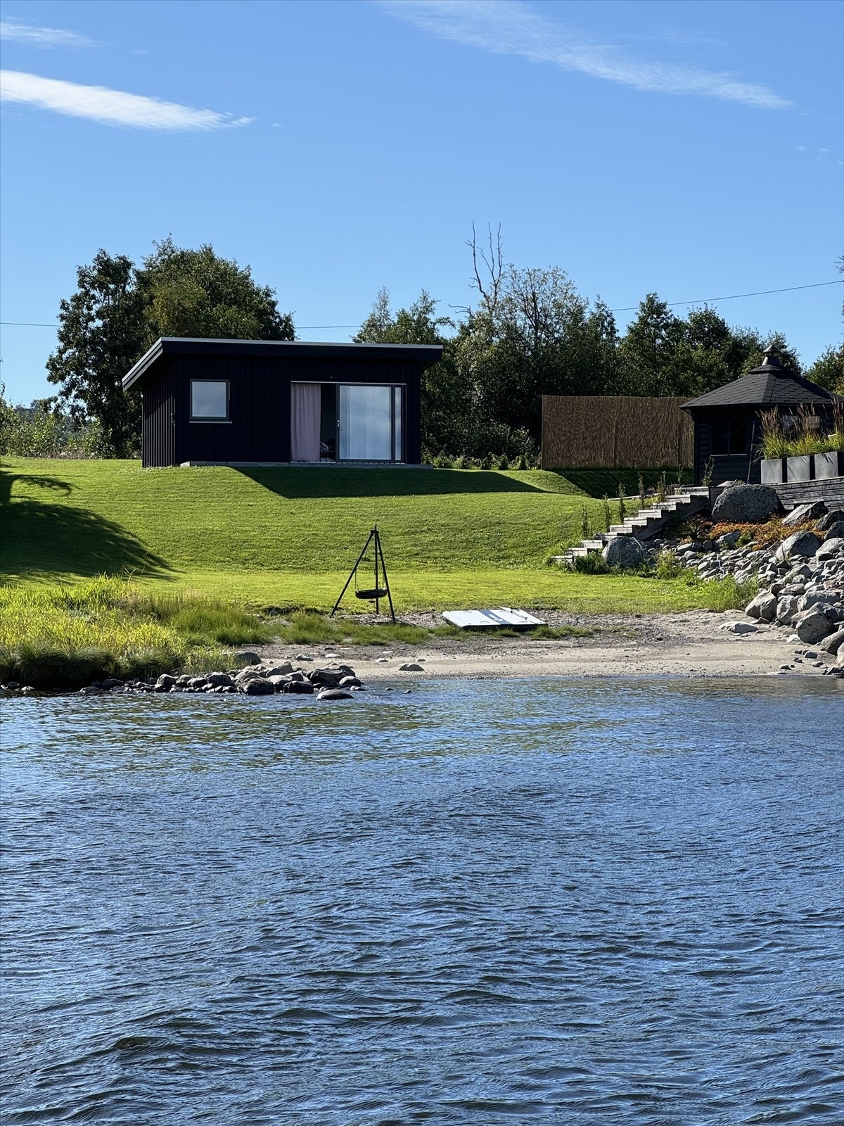 Nedenfor annekset er det en flott sandstrand. Trapp fra terrassen ned til denne. Selgers eget sommerbilde. Galleribilde
