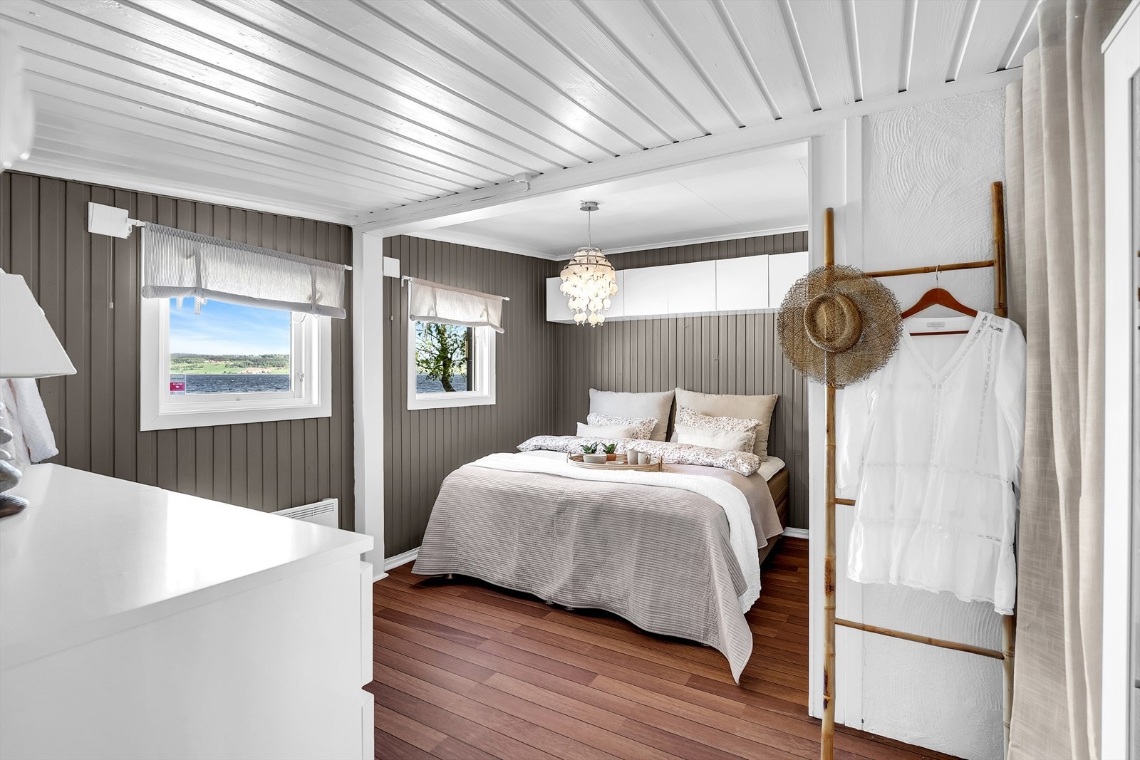 Stort hovedsoverom med plass til dobbeltseng, nattbord og garderobeskap. Galleribilde