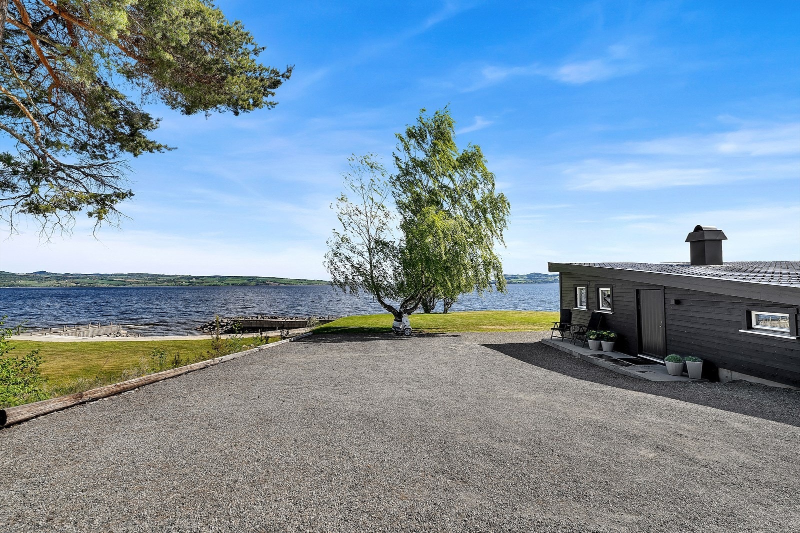 Rett vedsidenav hytta er bryggen med bruksrett til 2 båtplasser. Galleribilde