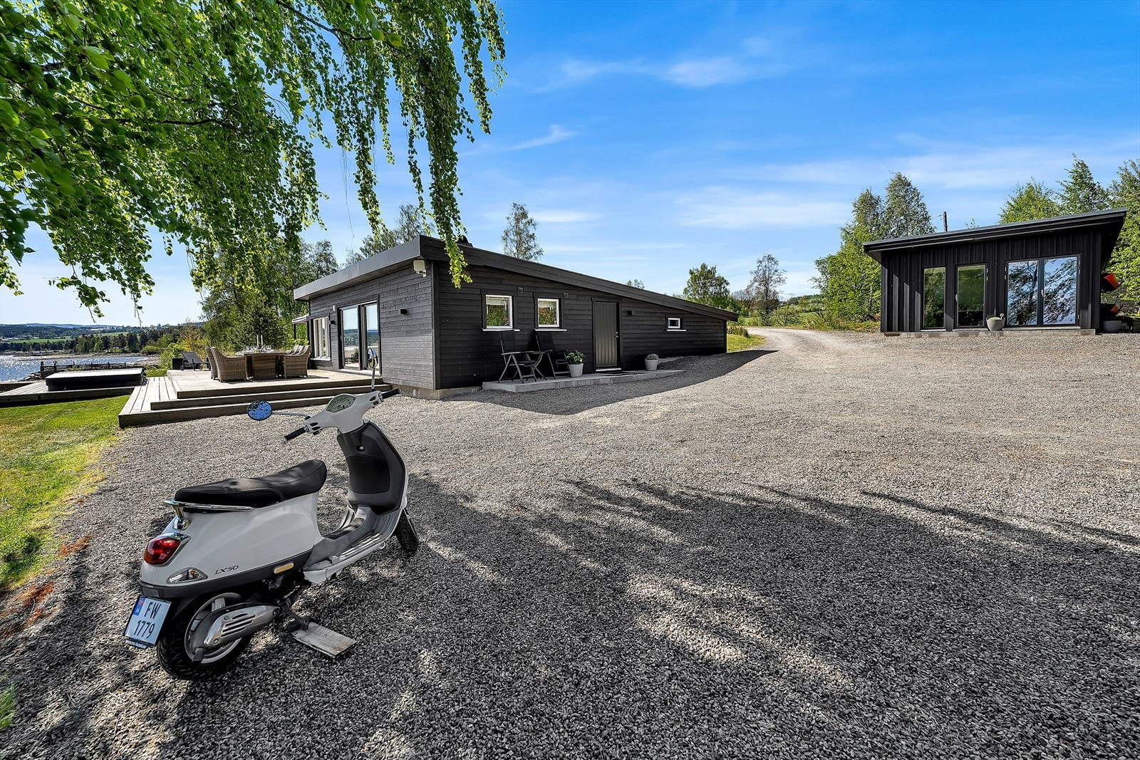 Uthus/bod med godt med oppbevaringsplass og rom som i dag benyttes som soverom. Galleribilde