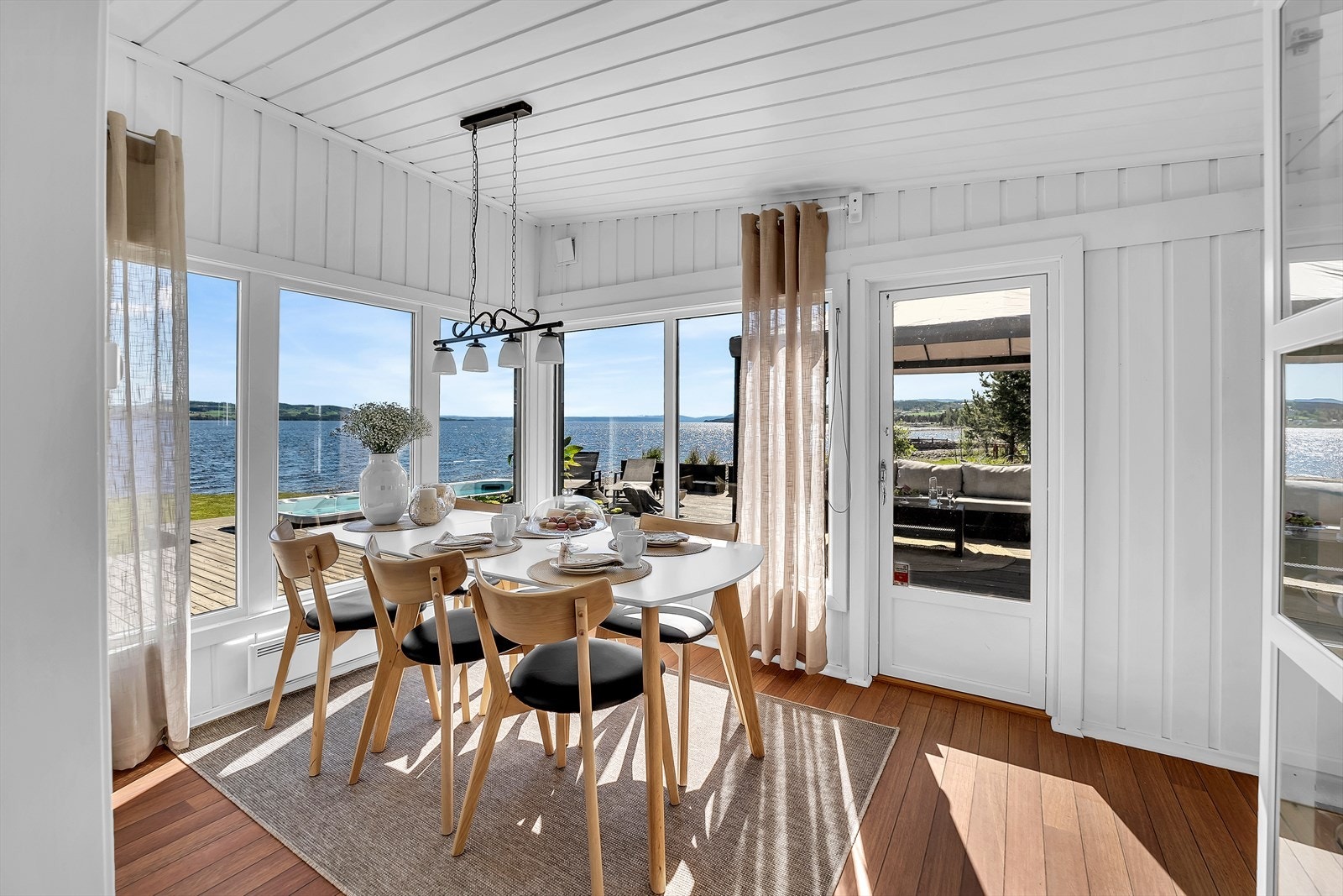 Flott spisestue som også har utgang til terrassen. Galleribilde