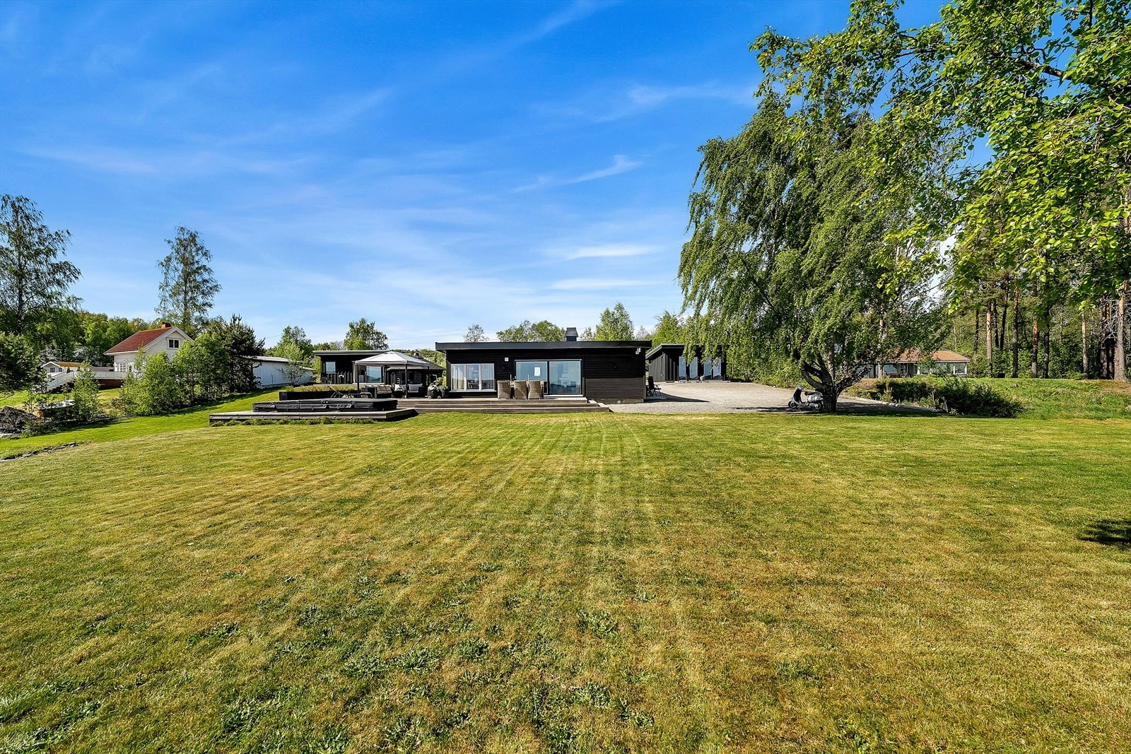 Tomtene er på 2171 kvm og i tillegg har man bruksrett på ytterste del av tomten mot Mjøsa. Galleribilde