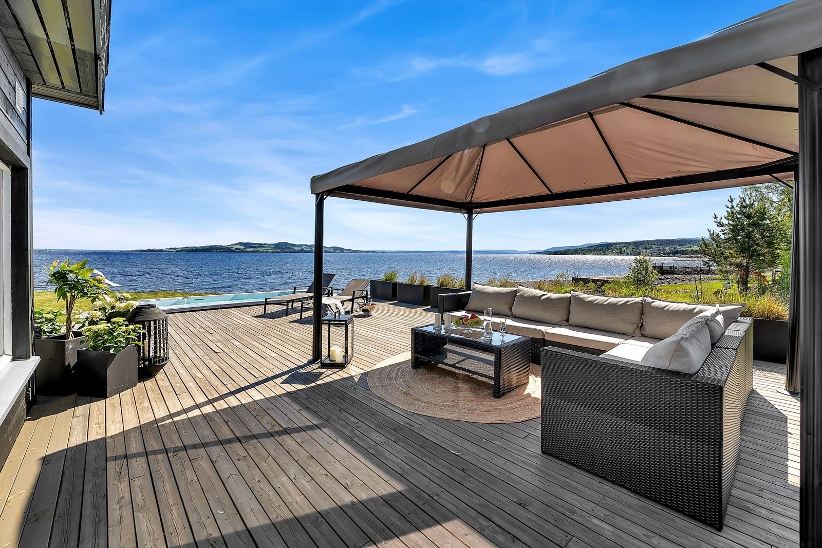 Terrasseområdet er på 170 kvm og strekker seg over tre sider av hytta. Galleribilde