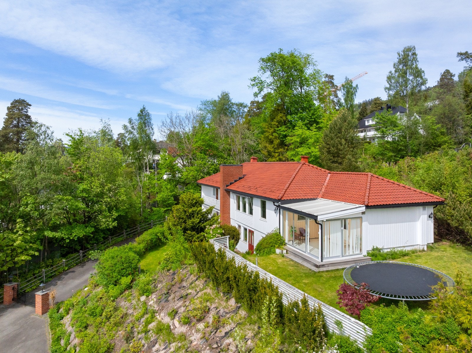 Eiendommen ligger i etablert boligområde, og byr på flere uteplasser, inkludert terrasse, vinterhage og sydvendt balkong. Galleribilde