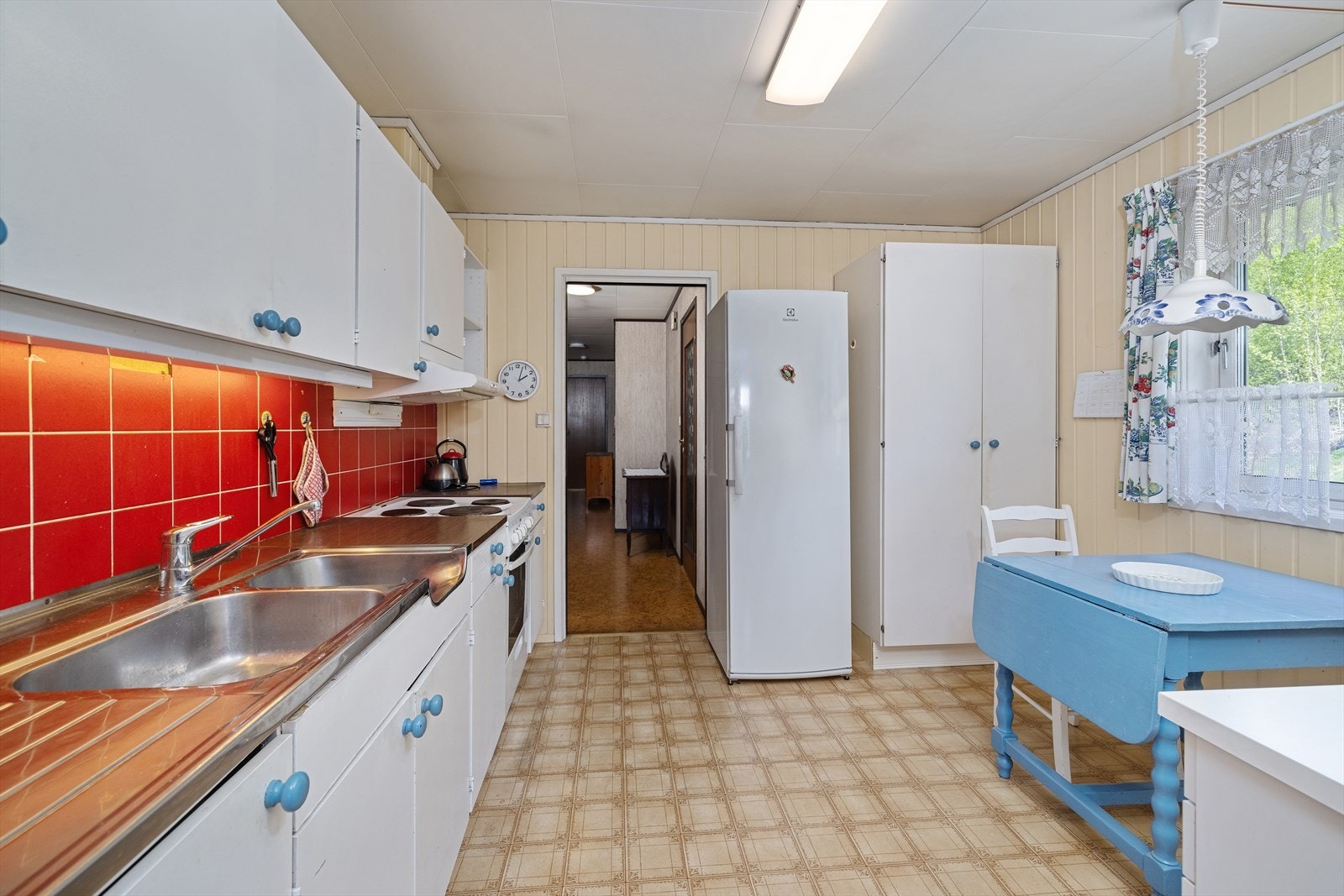 Kjøkken med plass til spisebord. Galleribilde