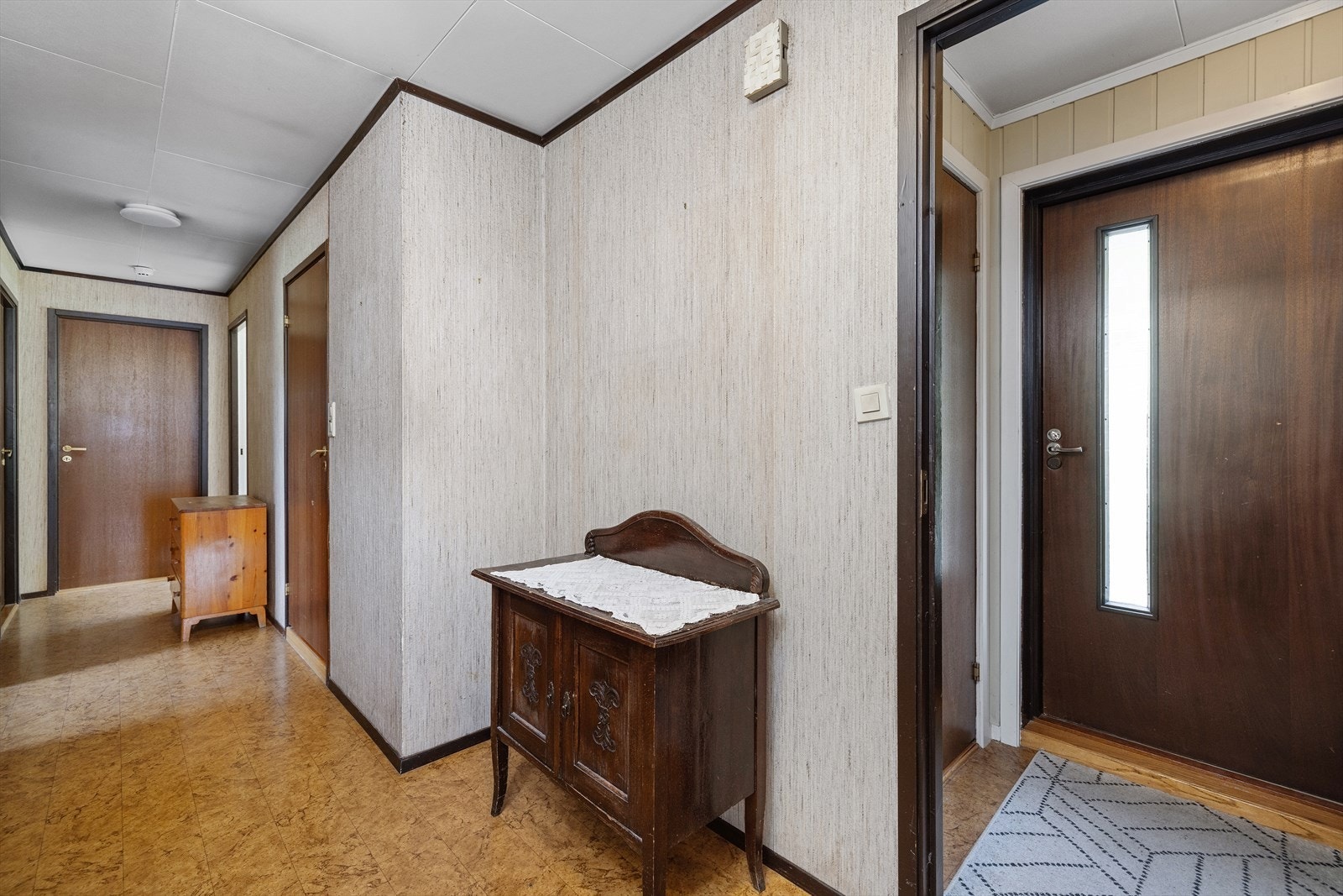 Entré og gang som leder videre til soverom og bad. Galleribilde