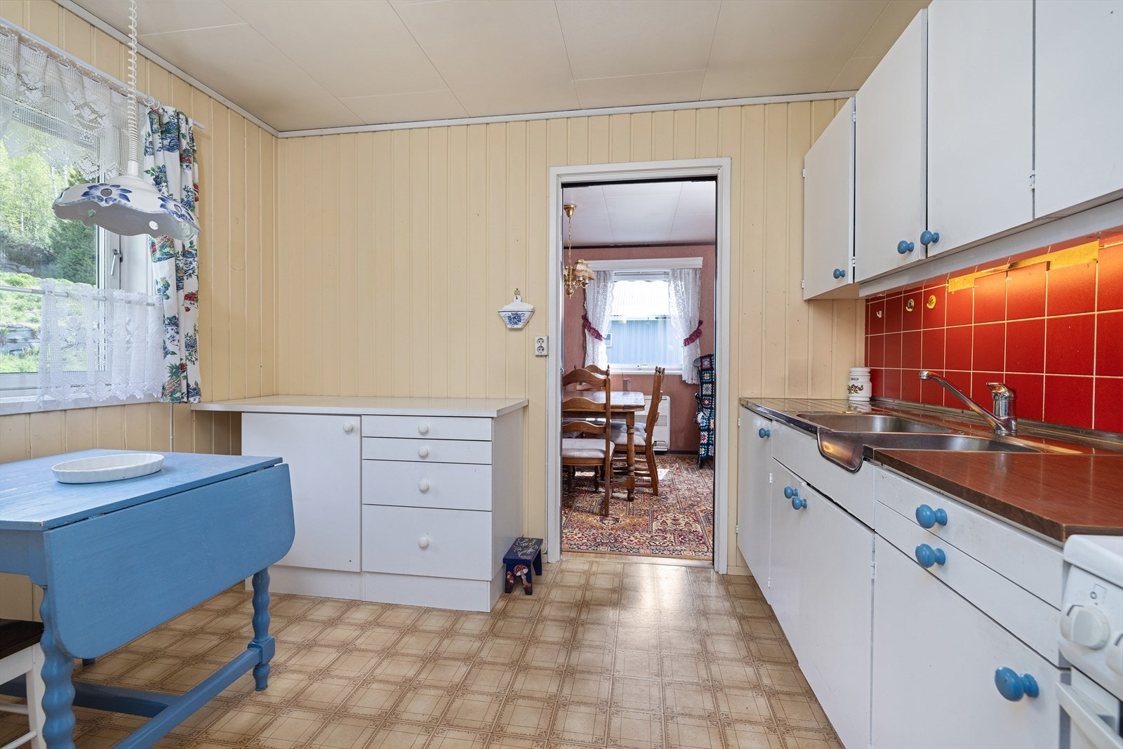 Rikelig med praktiske arbeidsflater. Galleribilde