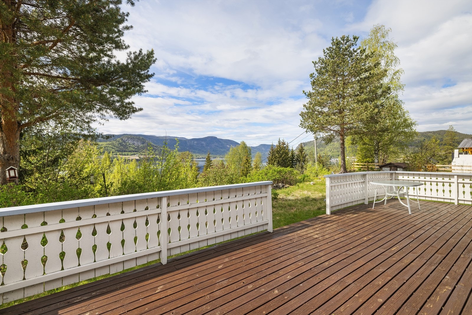 Vestvendt terrasse som gir lang solgang. Galleribilde
