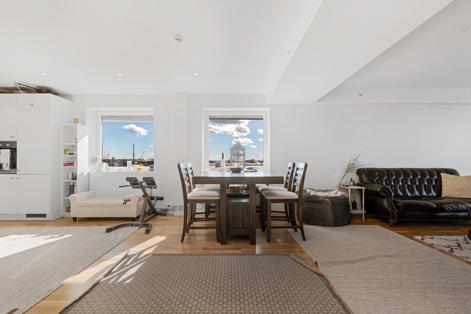 Stor stue med god plass til flere sittegrupper Galleribilde