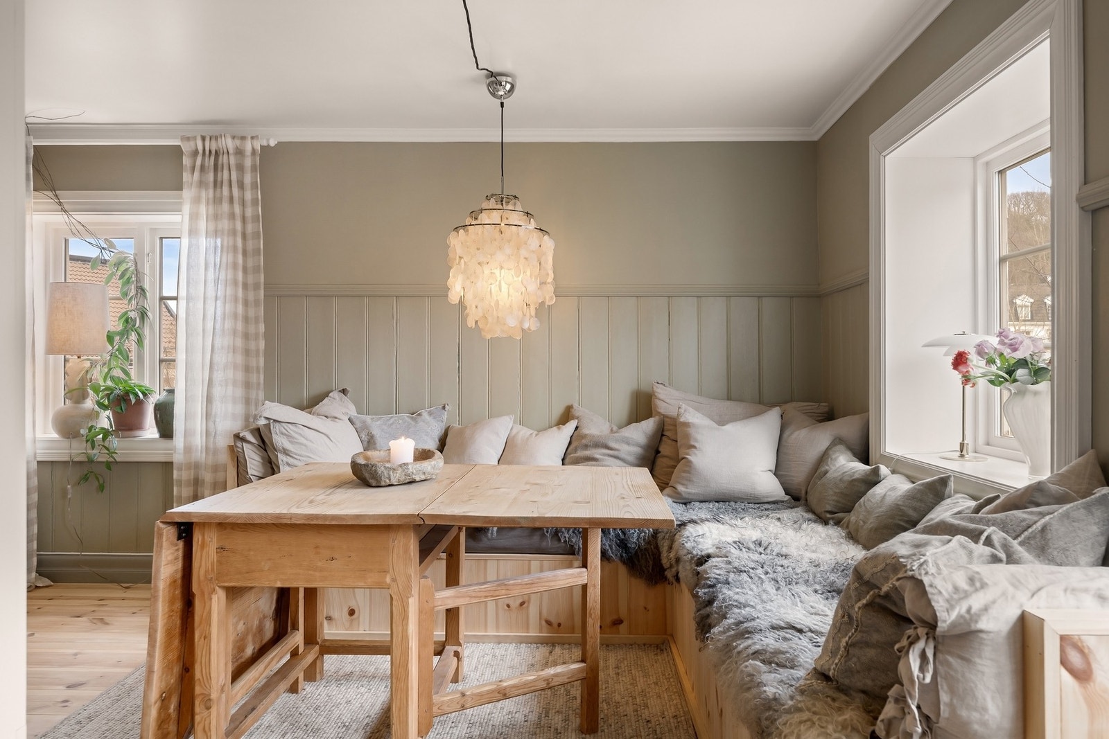 Sosialt kjøkken med integrert sitteplass, perfekt for både hverdagsmåltider og hyggelige sammenkomster. Galleribilde