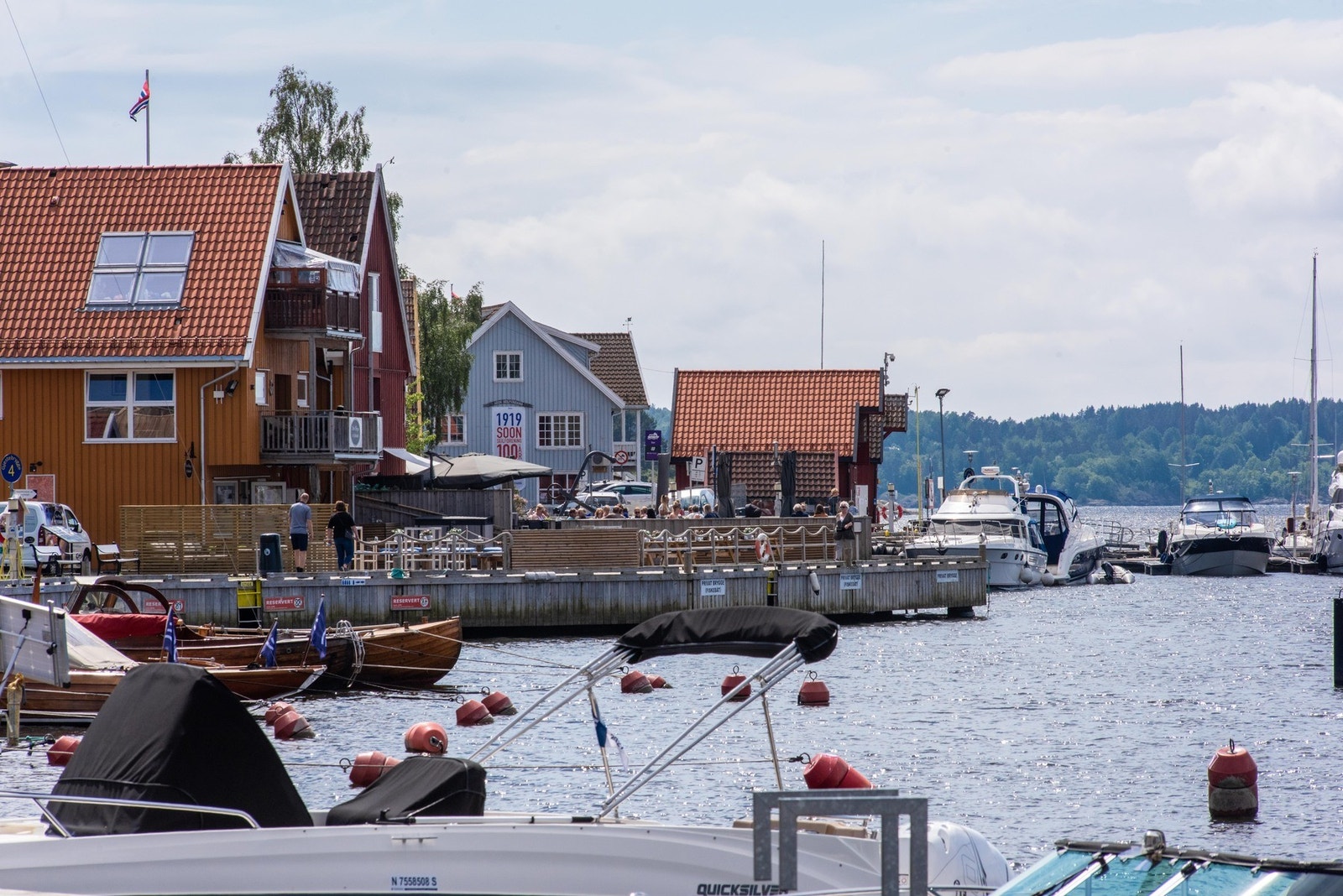 Son sentrum byr på et maritimt miljø, restauranter, cafèer, kulturliv m.m. Galleribilde