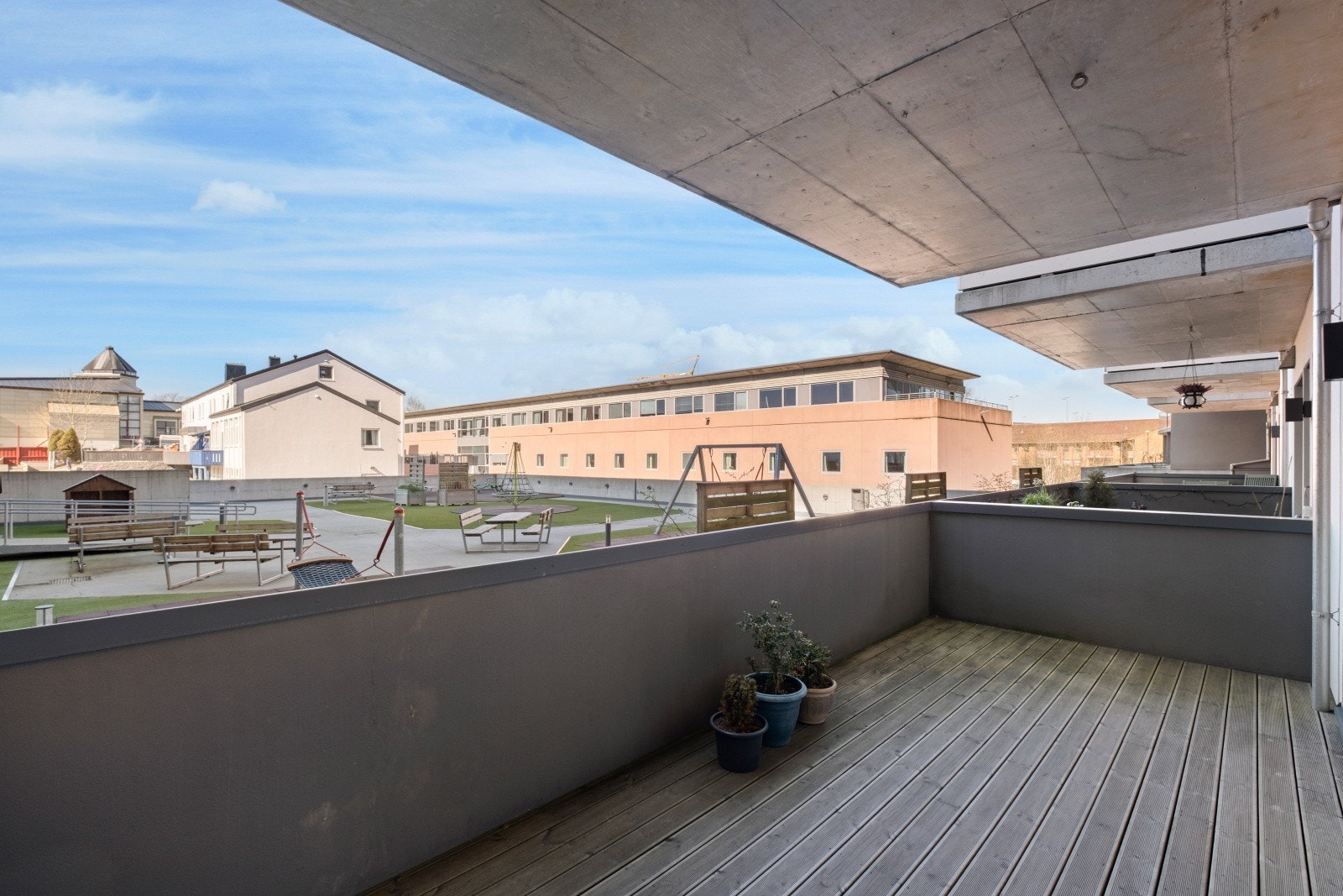 Vestvendt terrasse på ca. 15 kvm. Galleribilde