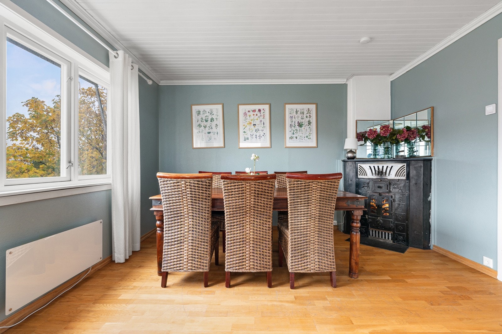 Trivelig spisestue med flott utsikt.