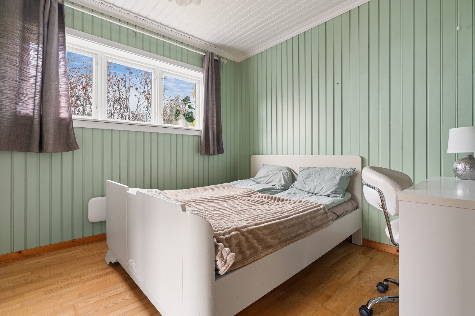 Hovedsoverommet er av god størrelse og har plass til kontorpult.