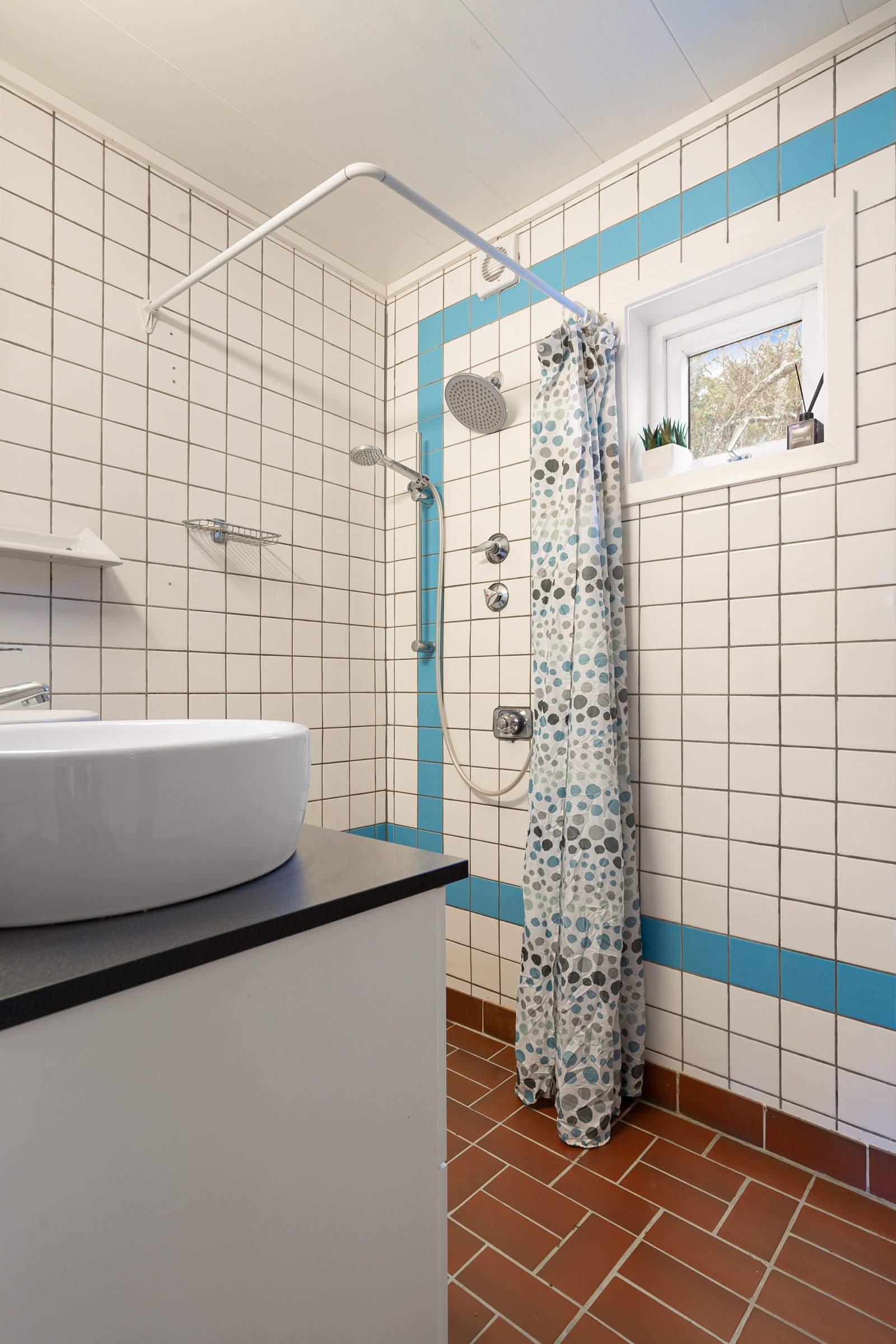 Flislagt med dusjhjørne.