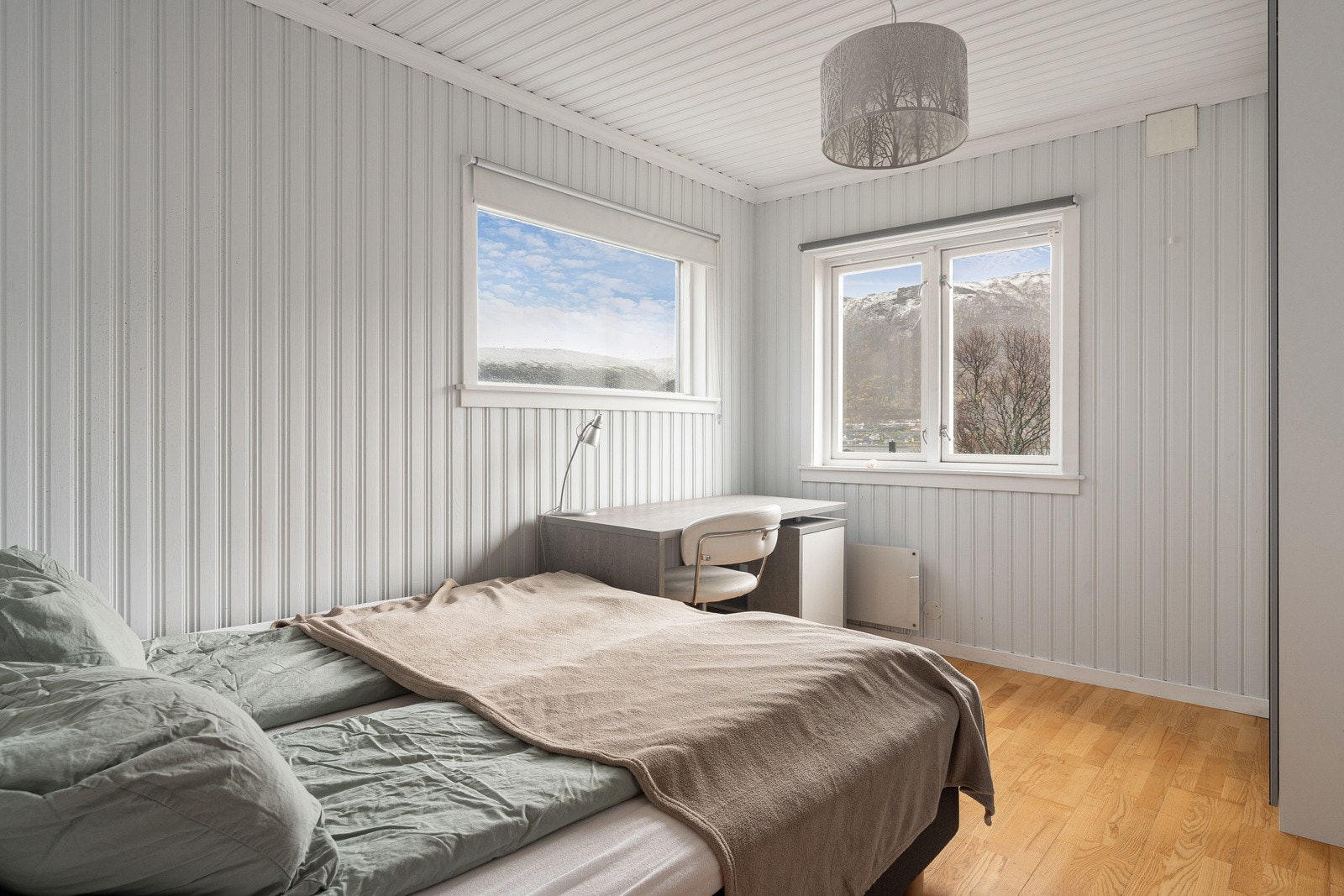 Det er 4 soverom i samme etasje.