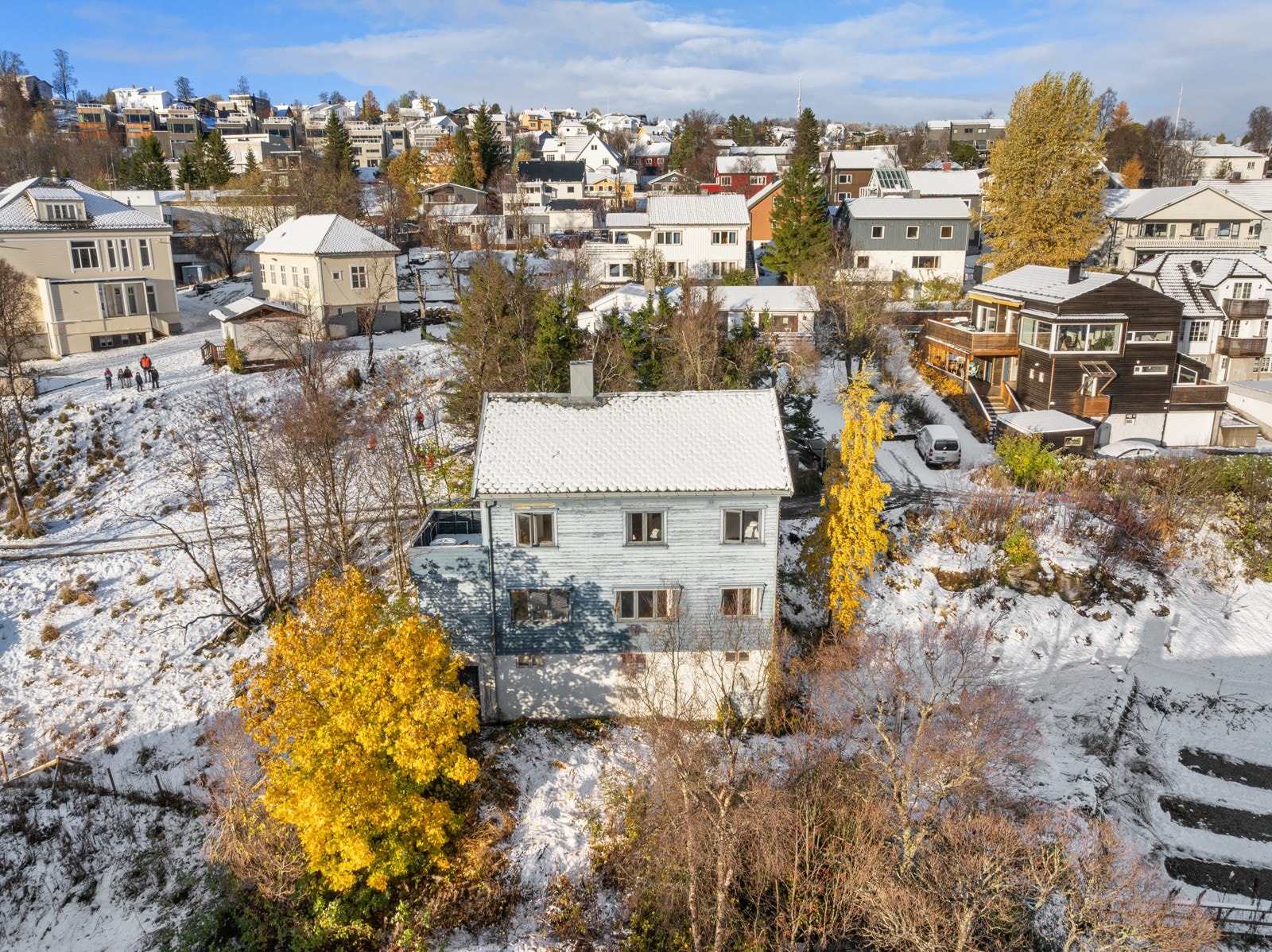 Eiendommen ligger fint til i et veletablert, rolig og attraktivt boligområde på sørsiden av Tromsøya.