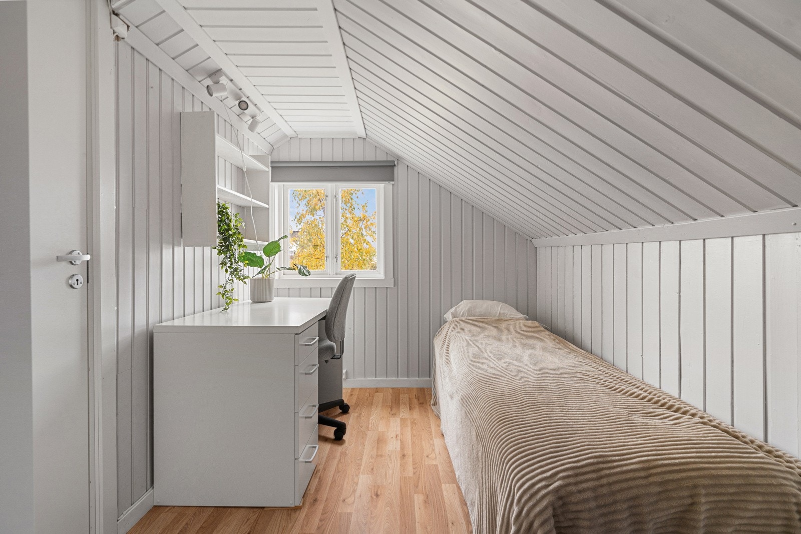 Loftsetasjen er innredet med soverom (ikke godkjent).