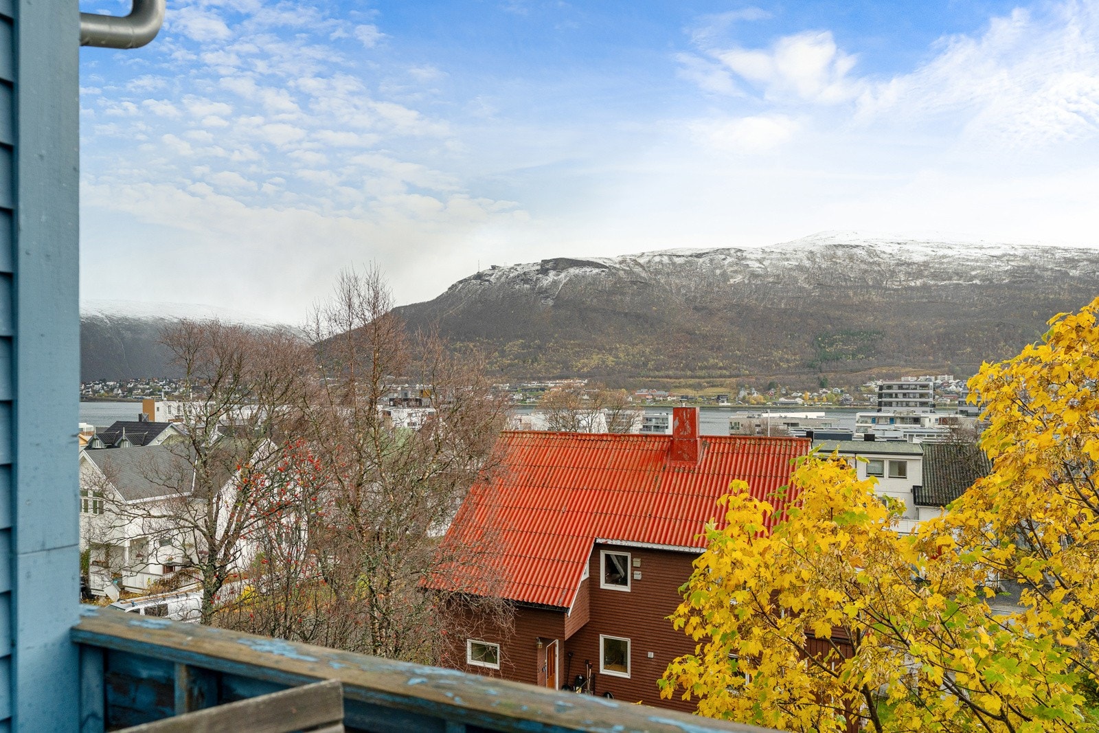 Nydelig utsikt mot Fjellheisen og fastlandet.