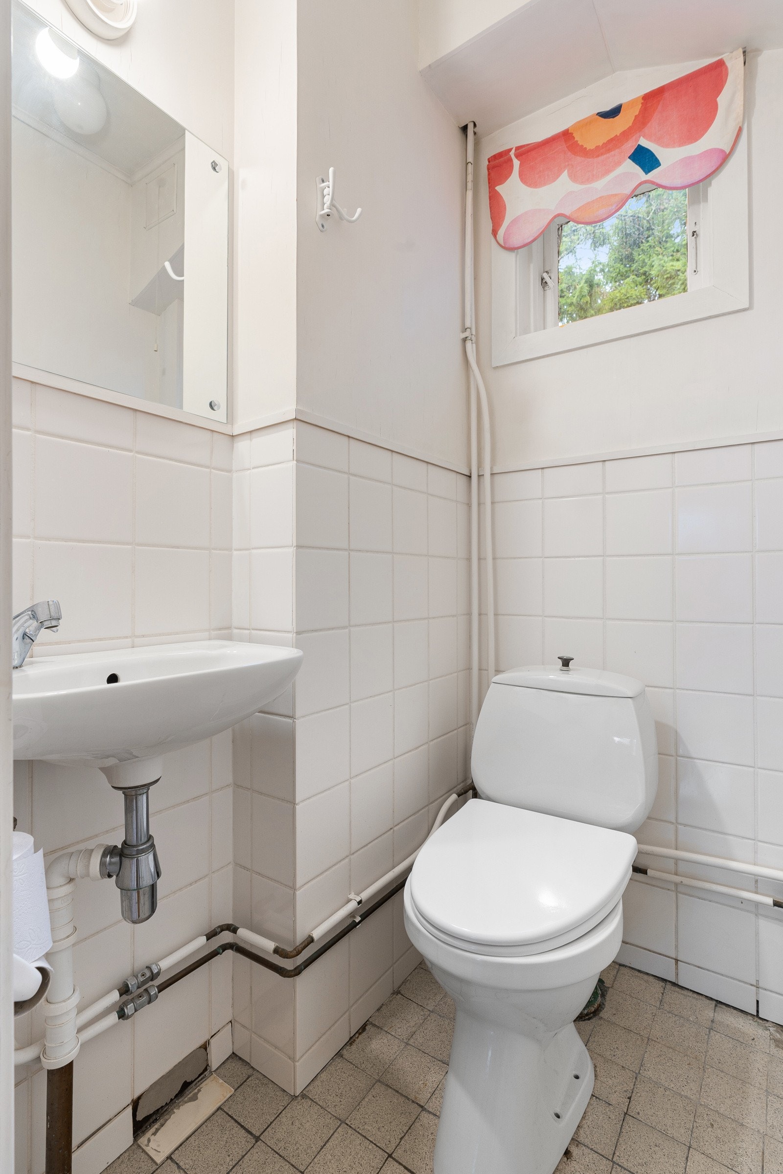 Separat toalettrom med servant.