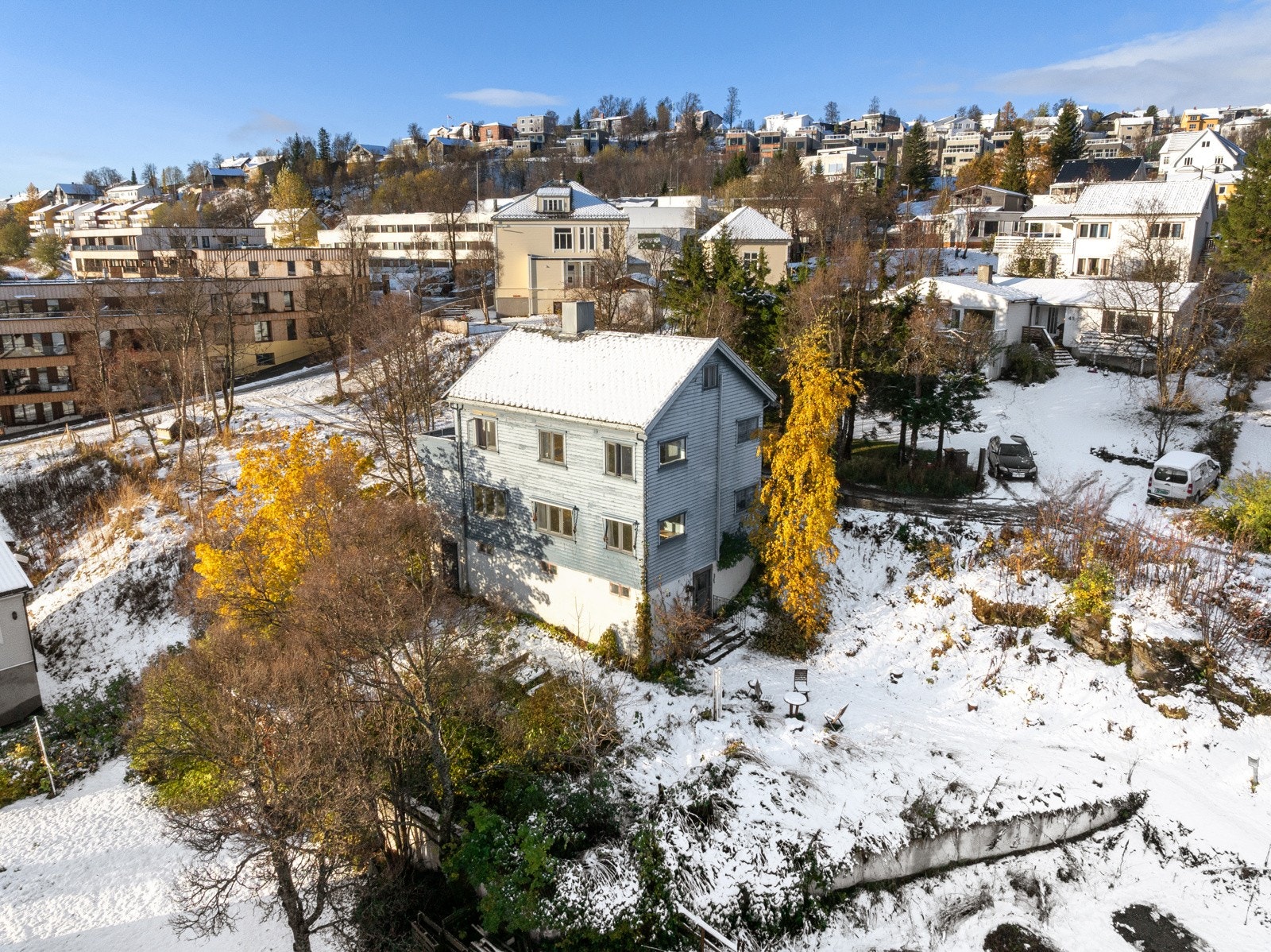 10 minutt gange unna Tromsø sentrum med alle restauranter og servicetilbud.